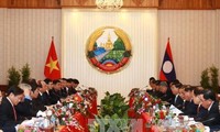 PM Vietnam, Nguyen Xuan Phuc melakukan pembicaraan dengan PM Laos, Thoonglun Sisoulith
