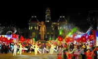 Banyak aktivitas kesenian memperingati ultah ke-42 Hari Pembebasan Total Vietnam Selatan dan Penyatuan Tanah Air