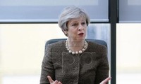  Kebakaran apartemen di Inggris: PM Theresa May menemui para korban yang selamat