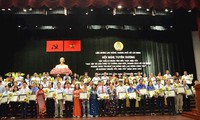 Memuji para kolektif dan perseorangan tipikal dalam belajar dan bertindak sesuai dengan keteladanan moral Ho Chi Minh