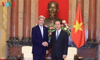  Presiden Vietnam, Tran Dai Quang menerima mantan Menlu AS, John Kerry