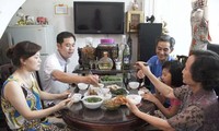 Hidangan makan mengaitkan keluarga warga kota Hanoi