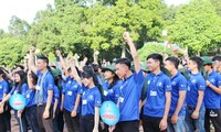 Kaum remaja Vietnam dengan Kampanye Musim Panas Sukarela
