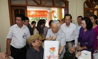 Sekjen KS PKV, Nguyen Phu Trong berkunjung dan memberikan bingkisan kepada orang-orang yang berjasa kepada revolusi di Kota Hanoi