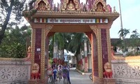 Pagoda Lakhanavong Xung Thum membantu para murid miskin bersekolah