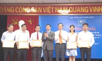  Menyampaikan hadiah untuk sayembara “Mencaritahu tentang sejarah hubungan istimewa Vietnam – Laos tahun 2017”