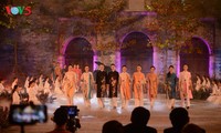 Ao Dai Vietnam dan musik tradisional di Istana artistik Paris