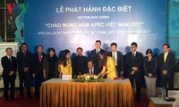 Menerbitkan koleksi perangko “Menyambut Tahun APEC Vietnam 2017”