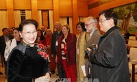  Ketua MN Nguyen Thi Kim Ngan menerima para anggota Pengurus Besar Dewan Perdamaian Dunia