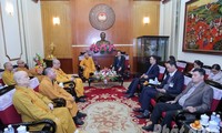  Ketua Pengurus Besar Front Tanah Air Vietnam menerima delegasi Sangha Buddha Vietnam