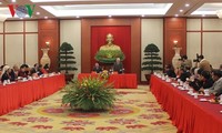 Sekjen KS PKV, Nguyen Phu Trong melakukan pertemuan dengan para utusan etnis minoritas yang tipikal