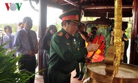 Jenderal Ngo Xuan Lich membakar hio untuk mengenangkan para martir di Kotamadya Long Khanh, Provinsi Dong Nai