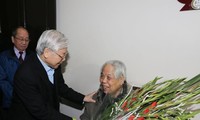 Sekjen KS PKV, Nguyen Phu Trong dan Presiden Tran Dai Quang mengucapkan selamat umur panjang kepada mantan Sekjen Do Muoi