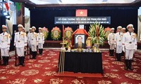 Mengadakan secara khidmat upacara belasungkawa mantan PM Phan Van Khai