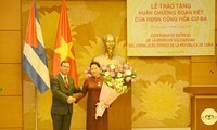 Ketua MN Vietnam, Nguyen Thi Kim Ngan menerima Bintang Solidaritas dari Dewan Negara Republik Kuba