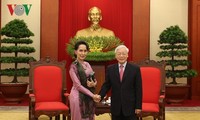 Sekjen KS PKV, Nguyen Phu Trong menerima Penasehat Negara Myanmar