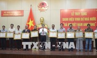 Menyampaikan gelar kehormatan Negara “Ibu Vietnam heroik”