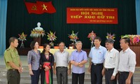 Delegasi anggota MN Vietnam mencatat pendapat dari para pemilih
