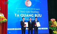 Menyampaikan Penghargaan Ta Quang Buu tahun 2018