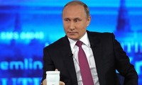 Presiden Rusia, Vladimir Putin melakukan dialog online dengan warga pada 7/6 ini