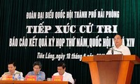 PM Viet Nam, Nguyen Xuan Phuc dan Deputi PM Vuong Duc Hue melakukan kontak dengan para pemilih di beberapa daerah di Viet Nam