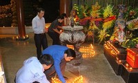 Lebih dari 500 orang peserta menyalakan lilin ucapan terima kasih di Situs peninggalan sejarah Simpang Tiga Dong Loc