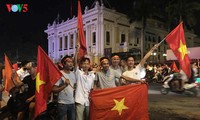 Para penggemar Viet Nam memberikan perasaan untuk skuat sepak bola Viet Nam