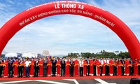 Deputi PM Viet Nam, Trinh Dinh Dung menghadiri acara peresmian jalan tol Da Nang- Quang Ngai