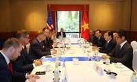 Deputi PM Viet Nam, Trinh Dinh Dung menerima wakil beberapa badan usaha besar AS yang sedang melakukan investasi di Viet Nam