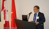 Simposium “Kesempatan-kesempatan dagang dan investasi yang baru di Viet Nam” yang diselenggarakan di Kanada