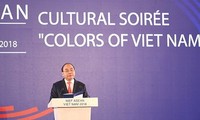 PM Nguyen XuanPhuc dan Istri memimpin Pasar Malam tentang  Sosialisasi kebudayaan Viet Nam 