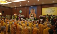 Para biksu-biksuni dan kaum Buddhis Laos – Viet Nam di Laos mengadakan upcara melepas arwah, mengenangkan Presiden Tran Dai Quang