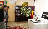Kantor-kantor perwakilan diplomatik Viet Nam di luar negeri mengadakan upacara berziarah kepada Presiden Tran Dai Quang