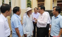Deputi PM Viet Nam, Vuong Dinh Hue melakukan kontak dengan para pemilih
