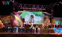 Ribuan orang ikut serta dalam pesta “Muong Lo dalam festival tarian Xoe Hoa yang gembira”