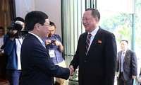 Deputi PM, Menlu Viet Nam, Pham Binh Minh melakukan pembicaraan dengan Menlu RDRK, Ri Yong Ho