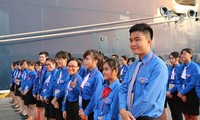 Para pemuda Viet Nam melakukan temu pergaulan dengan para anggota Kapal Pemuda Asia Tenggara dan Jepang