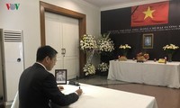 Kedutaan Besar Vietnam untuk Indonesia mengadakan upacara berziarah dan membuka buku perkabungan untuk mantan Presiden, Jenderal Le Duc Anh