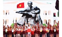 Program kesenian khas “Bulan Mei mengenangkan jasa Presiden Ho Chi Minh”