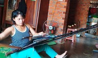 Menjaga kerajinan menenun kain ikat di dukuh Kmrong Prong A