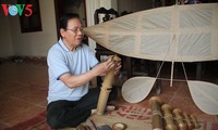 Artisan unggul Nguyen Huu Kiem membawa layang-layang Vietnam terbang jauh