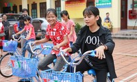 VOV memberikan hadiah berupa sepeda dan beasiswa kepada para pelajar miskin di daerah pegunungan