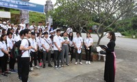 Para pemuda diaspora berkunjung dan mencaritahu tentang Situs peninggalan sejarh ATK Dinh Hoa, Provinsi Thai Nguyen