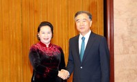 Ketua MN Vietnam, Ibu Nguyen Thi Kim Ngan melakukan pertemuan dengan Ketua Majelis Permusyawaratan Politik Rakyat Tiongkok, Wang Yang