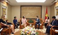 Deputi PM Vietnam, Vu Duc Dam menerima Menteri Tenaga Kerja dan Jaring Pengaman Sosial Kuba