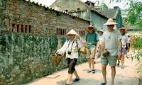 Para petani Provinsi Ha Giang melakukan usaha  wisata komunitas