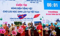 Para siswa Laos berkompetisi dalam Kontes berpidato dalam bahasa Vietnam