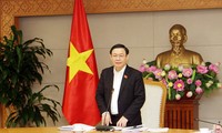 Deputi PM Vuong Dinh Hue Memimpin Rapat Meningkatkan Hasil-Guna Ekonomi Kolektif