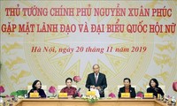 PM Nguyen Xuan Phuc melakukan pertemuan dengan para anggota perempuan MN 