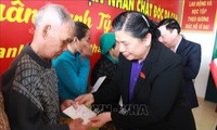 Wakil Harian Ketua MN Vietnam, Tong Thi Phong berkunjung dan memberikan bingkisan kepada keluarga yang mendapat kebijakan prioritas